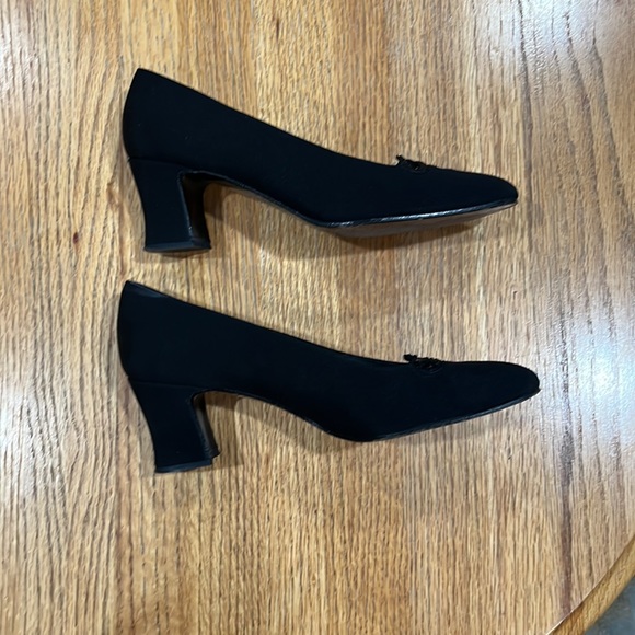 Woman’s shoes - Picture 3 of 8